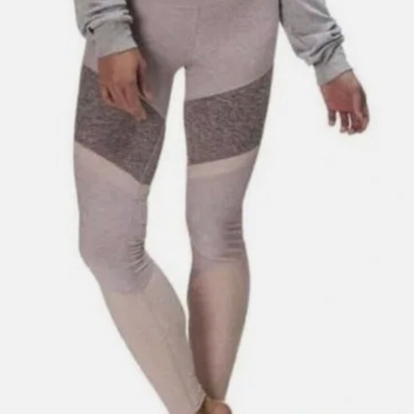 ALO Yoga Gray and Cream Leggings with Modern Colorblock Design A038 - Picture 1 of 6